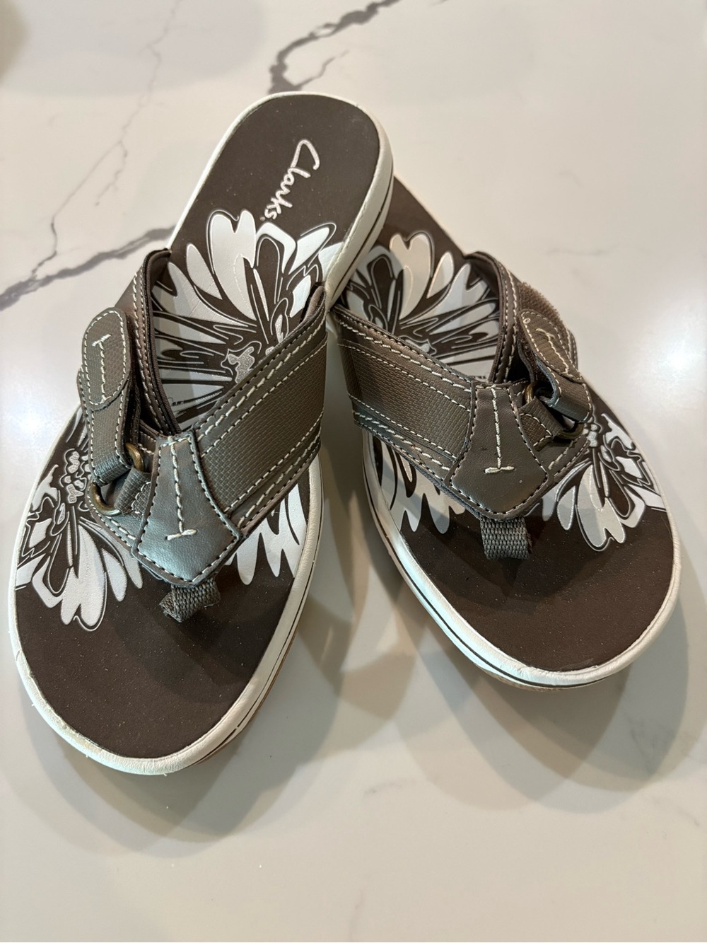 Clarks Khaki Thong Sandals, 7